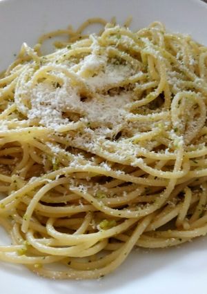 A picture of Spaghetti with pistachio pesto.