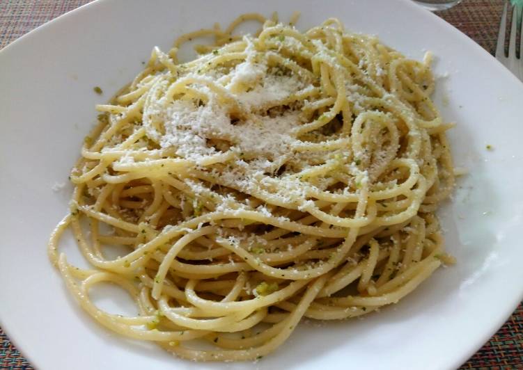Spaghetti with pistachio pesto