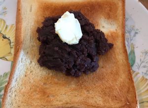 Una foto de Ogura Toast（小倉トースト）-Pan tostada con Anko