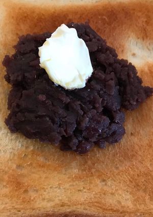 Una foto de Ogura Toast(小倉トースト)-Pan tostada con Anko