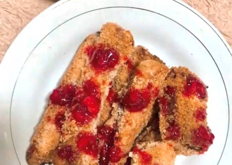 Cara Gampang Membuat Roti goreng coklat with strawberry sauce, Menggugah Selera