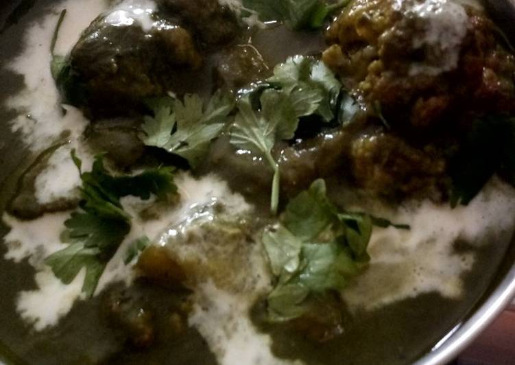 Gobhi aloo in palak gravy