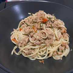 A picture of Spaghetti Aglio Olio Tuna Daun Jeruk.