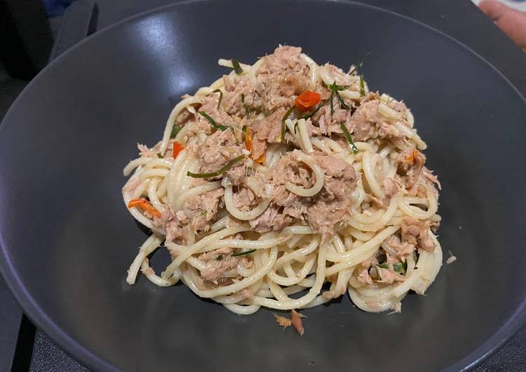 Langkah Mudah untuk Membuat Spaghetti Aglio Olio Tuna Daun Jeruk, Enak Banget