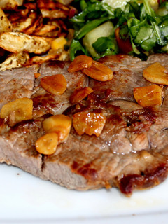 Fokhagymás bárány steak recept fotója