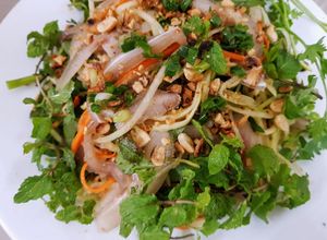 Hình của món Gỏi đu đủ xanh tai heo.