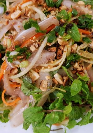Hình của món Gỏi đu đủ xanh tai heo.