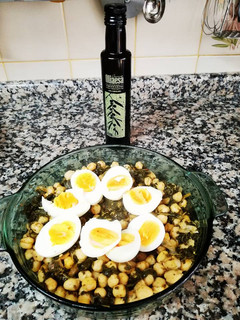 Una foto de Garbanzos con berzas asturiana y sofrito