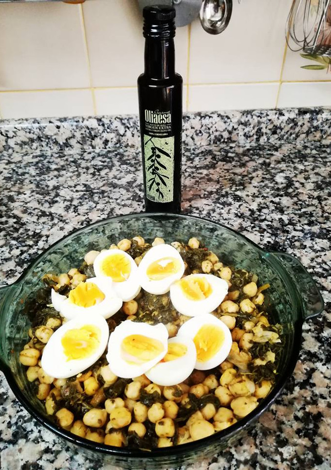 Una foto de Garbanzos con berzas asturiana y sofrito