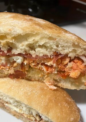 Una foto de Chapata d’ou amb tomaqueta y jamón ibérico