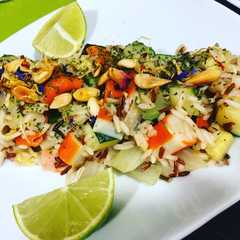 Una foto de Arroz salvaje con verduras y gambas