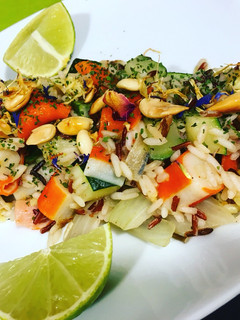 Una foto de Arroz salvaje con verduras y gambas