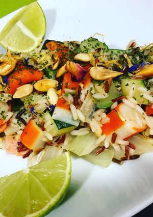 Una foto de Arroz salvaje con verduras y gambas
