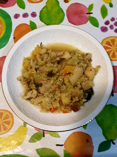 Una foto de Falso cuscus de coliflor con verduras, sepia y aroma de albahaca