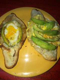 Una foto de Pan con palta y huevo😋
