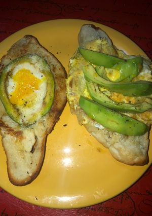 Una foto de Pan con palta y huevo😋