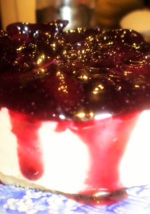 Una foto de Torta de ricota, cereza y nuez fría