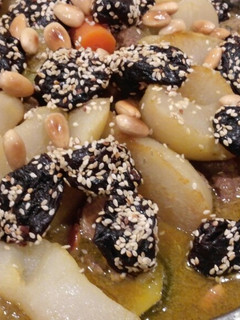 Una foto de Tajine de cordero con membrillo y cuscús