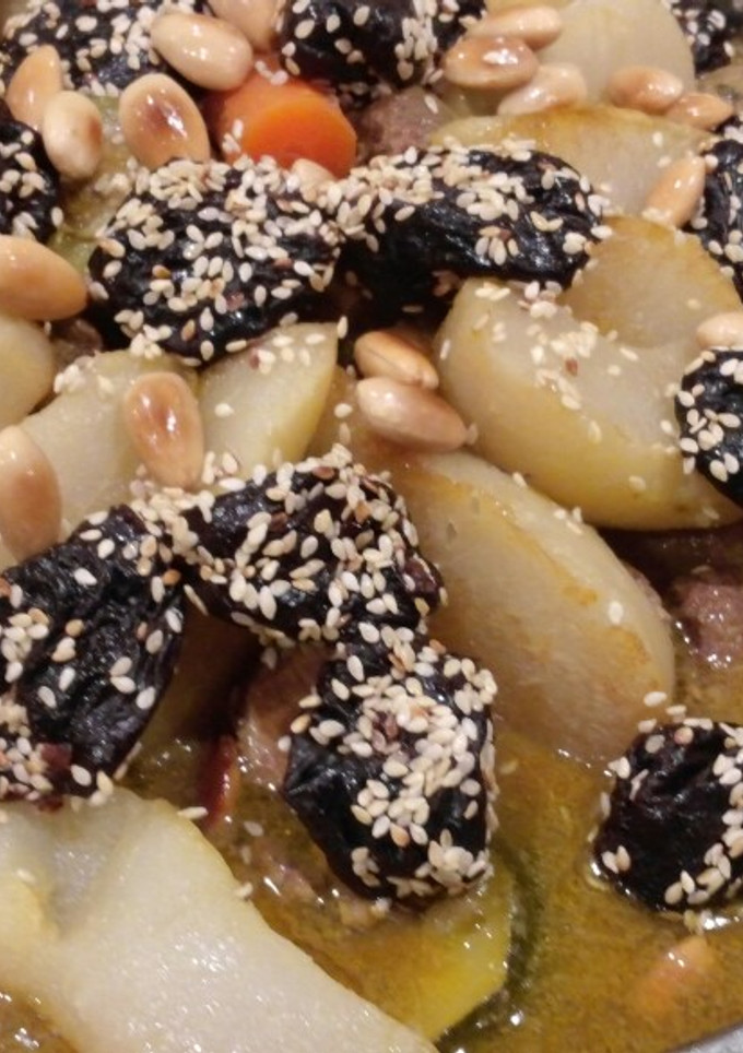 Una foto de Tajine de cordero con membrillo y cuscús