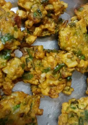 A picture of Spinach  Potato Pakode.