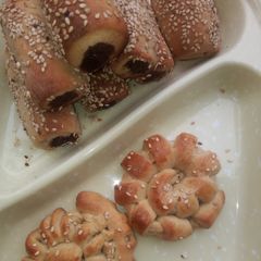 A picture of Sesame dates fingers ❤️.