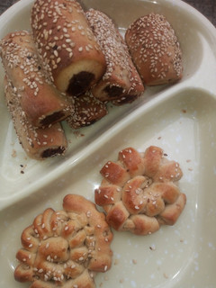 A picture of Sesame dates fingers ❤️.