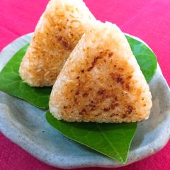 A picture of Yaki onigiri - grilled rice balls.