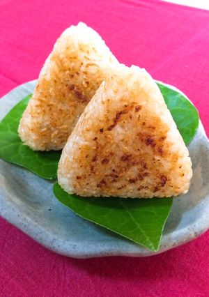 A picture of Yaki onigiri - grilled rice balls.