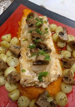 Una foto de Lenguado con champiñones y papas torneadas