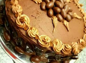 صورة لوصفة كيكة الشوكولا بالقهوة الغنية بكريمة الشوكولا (لمحبي الشوكولا) 🎂