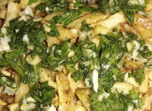 Una foto de Papas fritas con perejil y ajo
