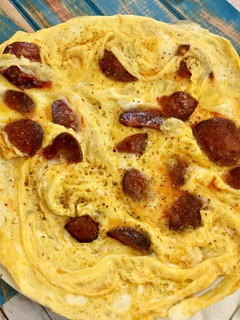 Una foto de Tortilla francesa con chorizo picante y queso