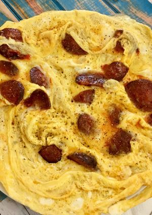 Una foto de Tortilla francesa con chorizo picante y queso