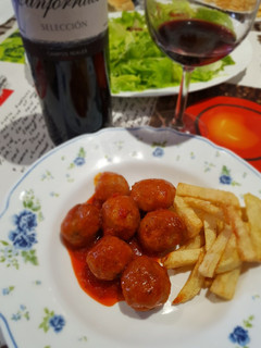 Una foto de Albóndigas con tomate