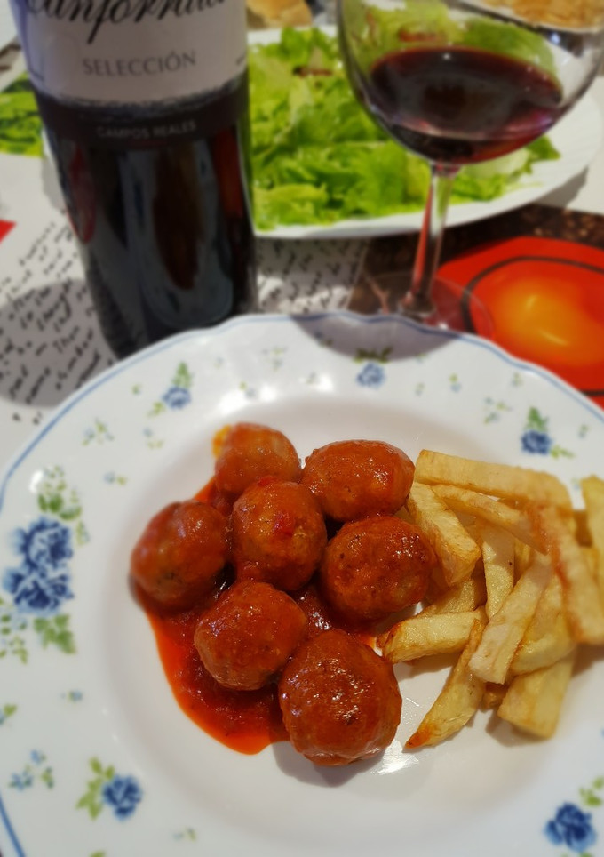 Una foto de Albóndigas con tomate