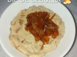 Una foto de Dip de cebolla🧅 súper fácil