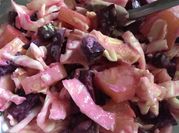 Una foto de ensalada de repollo y betabel