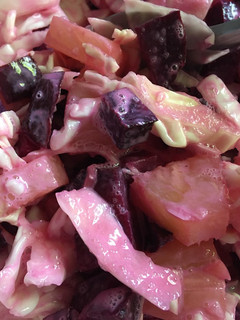 Una foto de Ensalada de col, betabel y piña en almíbar