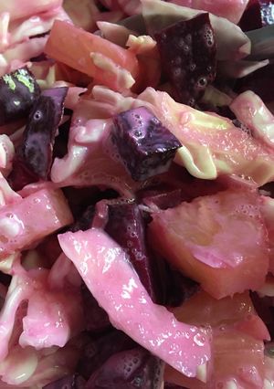 Una foto de Ensalada de col, betabel y piña en almíbar