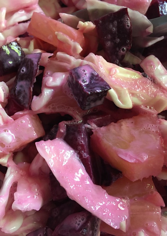 Una foto de Ensalada de col, betabel y piña en almíbar