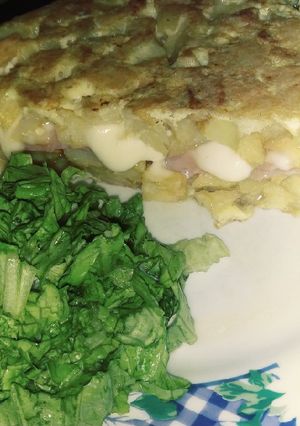 Una foto de Tortilla de papa rellena jamón y queso
