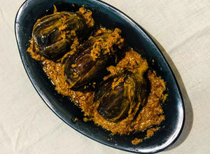 A picture of Badanekayi Yennegayi stuffed brinjal curry.