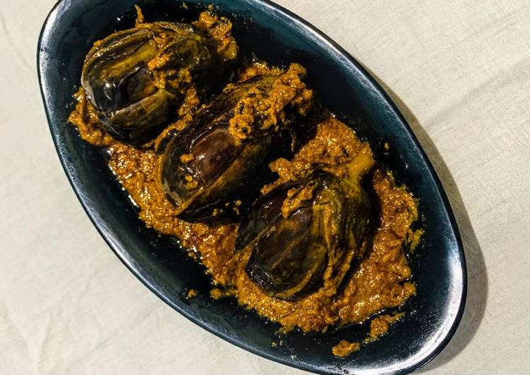 Badanekayi Yennegayi stuffed brinjal curry