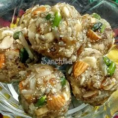 A picture of Dry fruit laddoos.