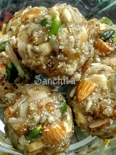 A picture of Dry fruit laddoos.