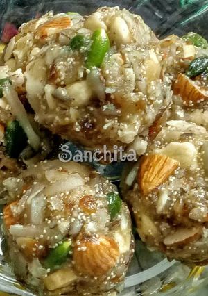 A picture of Dry fruit laddoos.