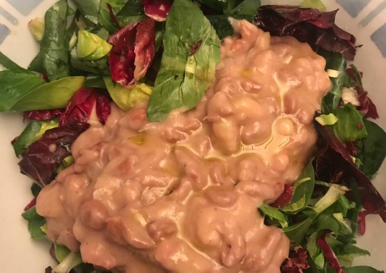 Fagioli con pancetta su letto di Radicchietto