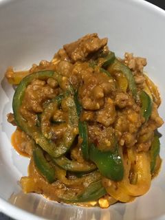 รูปของ พริกหวานผัดหมูสับซอสไข่เค็มคีโต