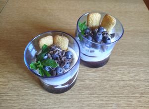Foto di Bicchierini con ricotta, coulis di mirtilli e Pavesini