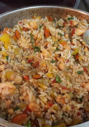 Una foto de Salteado de Salmón con verduras y arroz